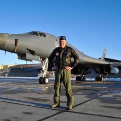 „Ima li pilota u avionu?“