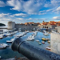 Trka golih Nemaca sa policijom po Dubrovniku