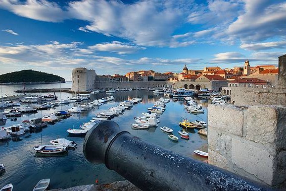 Trka golih Nemaca sa policijom po Dubrovniku