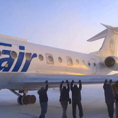 Molimo putnike da izađu i poguraju avion…