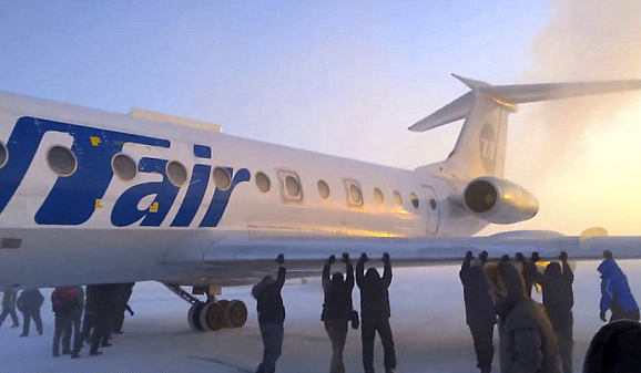 Molimo putnike da izađu i poguraju avion…