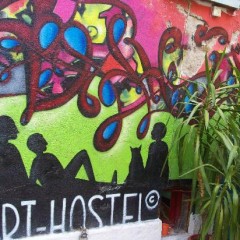 Umetnici, odsedajte besplatno u hostelima!