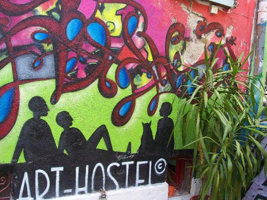 Umetnici, odsedajte besplatno u hostelima!