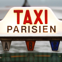 Haos u Parizu na protestu taksista protiv Uber-a