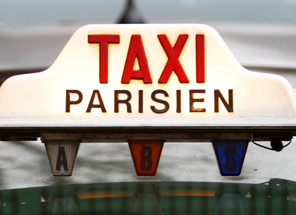Haos u Parizu na protestu taksista protiv Uber-a