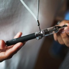 SAD zabranile e-cigarete u avionskom prtljagu