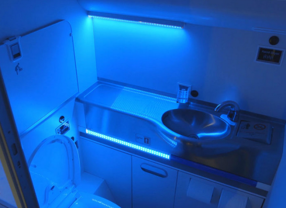 Boeing u avione uvodi samočisteće toalete