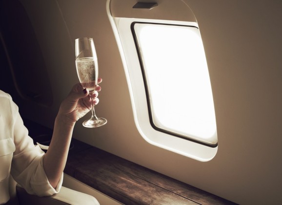 Konzumiranje alkohola u avionu, da ili ne?