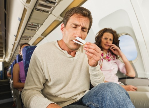 Zašto u avionima još uvek postoje pepeljare?