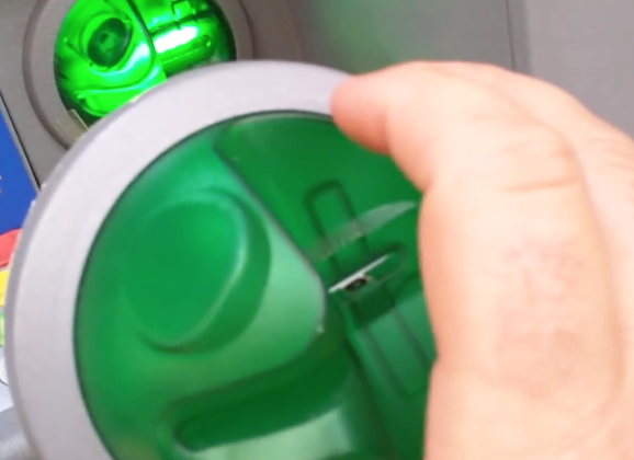 Oprezni turista otkrio prevaru na bankomatu