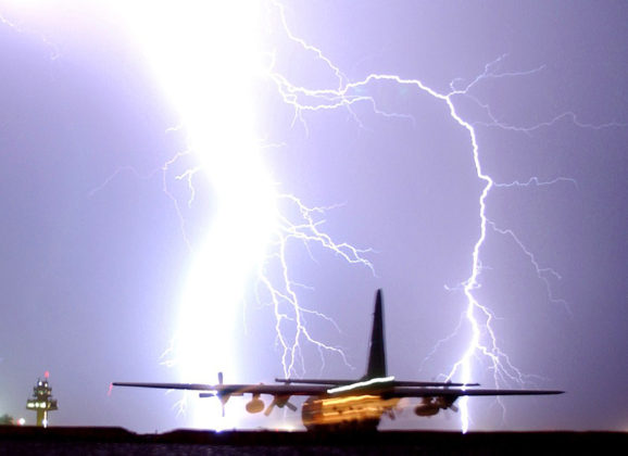 Šta se desi kada avion udari grom?