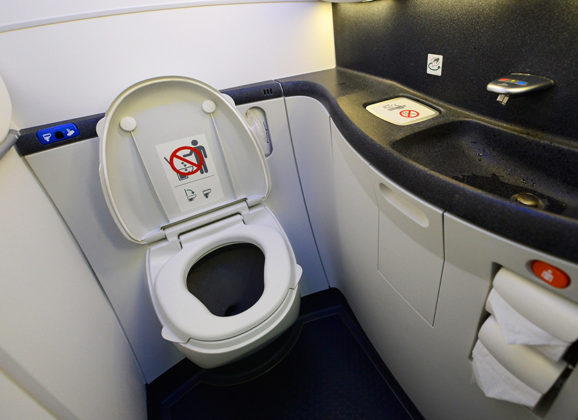 Toaleti u avionima sve manji?