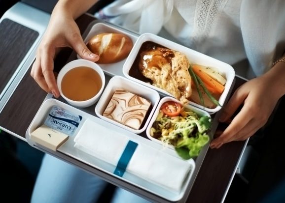 Da li ćemo u budućnosti morati da plaćamo hranu u avionu?