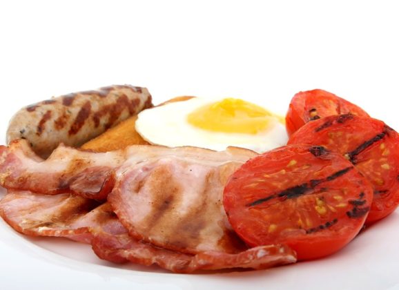 Zašto se na dugim letovima doručak služi i u podne?