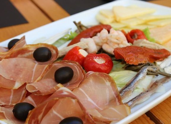 Konoba Dalmatino na otoku Braču: Tradicija užitka