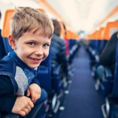 Kako da preživite putovanje avionom sa decom?