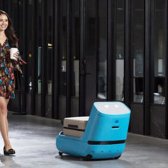 Robot asistent vam nosi torbe do gejta