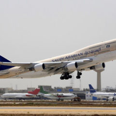 Putnik obukao suknju da bi mogao da uđe u avion