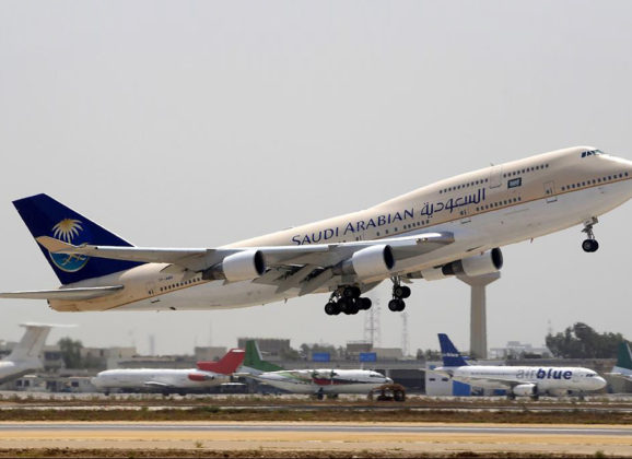 Putnik obukao suknju da bi mogao da uđe u avion