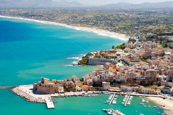 Kastelamare del Golfo je je romantični primorski gradić između Palerma i Trapanija