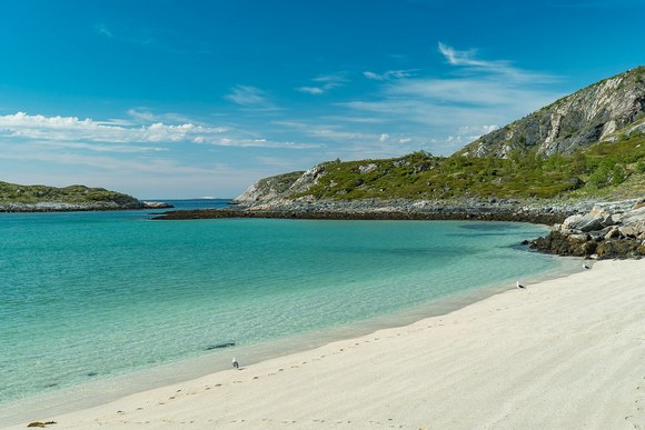 Sommarøy je poznat po belim peščanim plažama