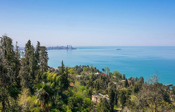 Batumi se nalazi između Kavkaskih planina i Crnog mora