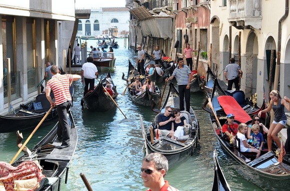Turisti u Veneciji u velikoj meri dolaze sa kruzera i minimalno doprinose lokalnoj ekonomiji