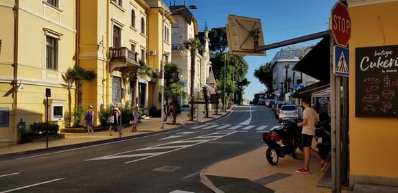 Opatija svoje posetioce zavodi šarmom starog Mediterana, pružajući nam uživanje u blistavoj lepoti prirode i arhitekture