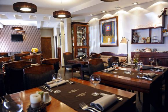 Kraljevi čardaci Spa ima pansionski restoran, a la carte restoran i pivnicu