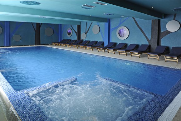 U Kraljevim šardacima gosti mogu da se opuste na bezenu, ali i u brojnim spa sadržaijma