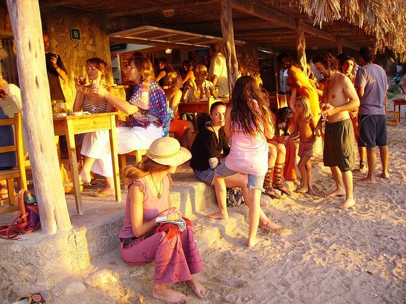 Na Ibici posetioci, osim u klupskoj muzici, mogu da uživaju u ritmu lokalnih bongo bubnjeva na plaži