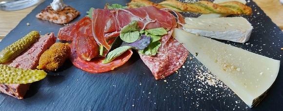 Tapas je popularno "meze" u spanskim barovima