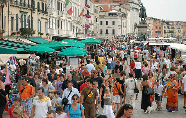 Venecija, destinacija koja je zahvaćena verovatno najgorim slučajem prekomernog turizma u Evropi, još uvek nije uvela turističku taksu o kojoj se dugo raspravljalo