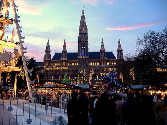 U Beču se u vreme praznika održava više marketa, ali poseta jednom se posebno preporučuje - u pitanju je Bečki san ispred gradske većnice