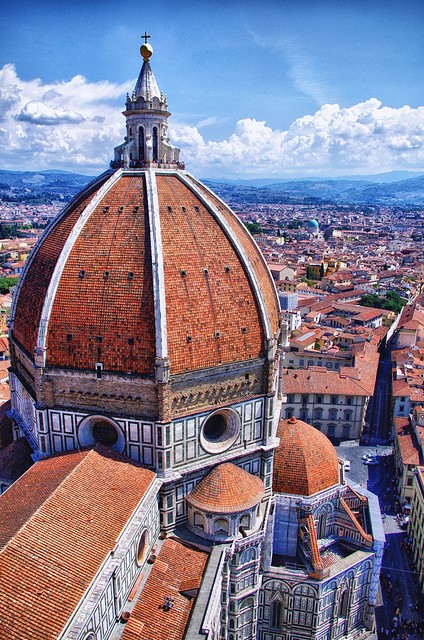 Firentinska katedrala, poznata i kao Santa Maria del Fiore koju je dizajnirao Arnolfo di Kambio, smatra se jednom od najlepših bazilika na svetu