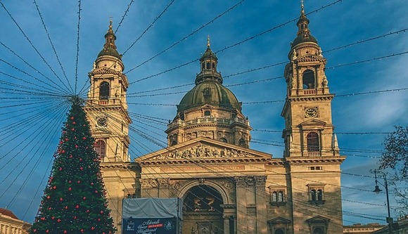 Dva nezaobilazna marketa u Budimpešti su Božićni vašar na Trgu Vorosmarty, koji se smatra najlepšim u gradu, i Božićni market ispred Bazilike