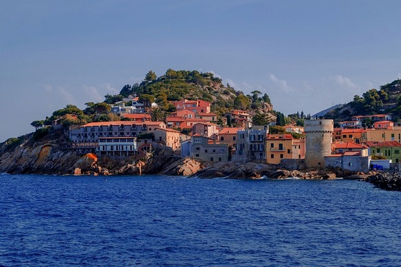 Elba je poznata zbog toga što je tokom egzila na nju bio proteran Napoleon