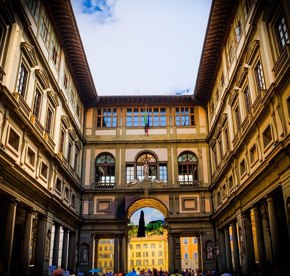 Galerija Ufici (Galleria degli Uffizi) se nalazi u istorijskom centru Firence, i to je mesto gde će vas očarati
