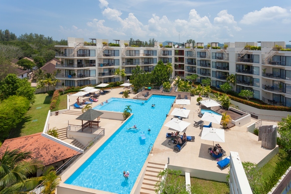 Dewa Phuket se nalazi blizu predivnepeščane plaže, ali i međunarodnog aerodroma Puket