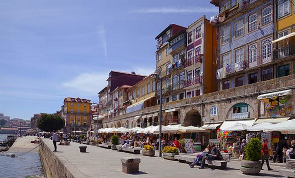 Na veoma živopisnom trgu uz rečnu obalu, na kome gotovo uvek vlada haos, susreću se lokalci i turisti