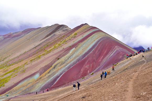 Ako ste se ikada pitali gde se nalazi kraj duge, potražite ga u Peruu. Smeštena na Andima, turisti mogu pronaći Vinikunku, takođe poznatu i kao Planina Sedam Boja