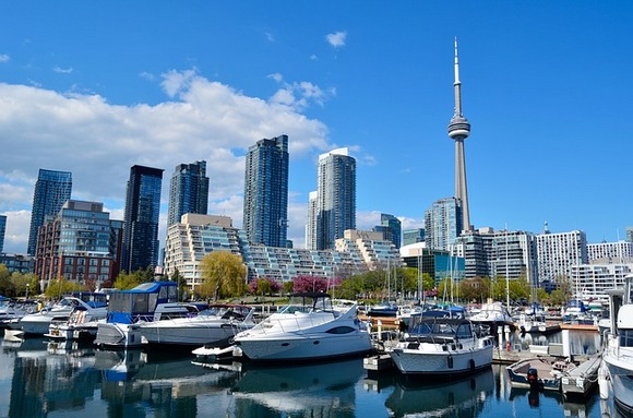 Treći kanadski grad na listi je Toronto koji deli sedmo mesto sa prestonicom Japana