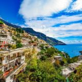 Ovaj deo obale, koji se prostire između Napuljskog i zaliva Salerno u južnoj Italiji (pokrajina Kampanija), ne samo što je popularna turistička destinacija, već se zbog svog značaja nalazi i na Listi svetske baštine UNESCO-a