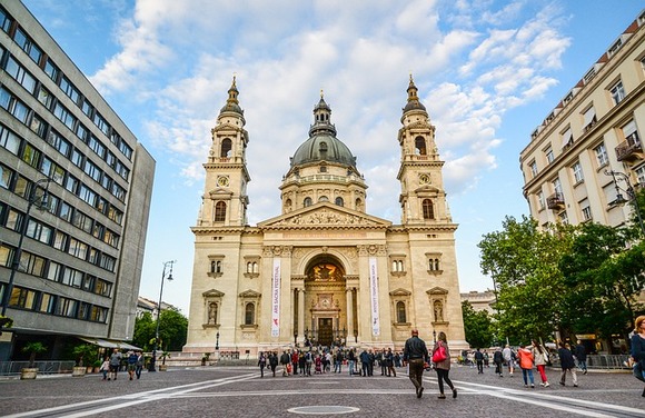 Bazilika Svetog Stefana je biser neoklasicističke arhitekture. Pored njenog spektakularnog dizajna, turistima je još privlačnija svetlosna predstava koja se odvija tokom cele godine