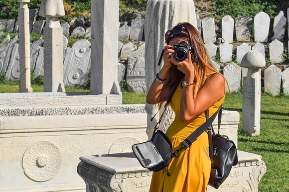Ne budite stidljivi dok fotografišete ali nemojte biti ni nepristojni. Uvek kada možete, pitajte za dozvolu pre nego što fotografišete neznance