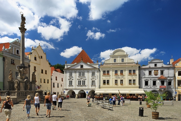 Ako putujete iz Praga, vozovi saobraćaju sa Centralne stanice i potrebno je nešto manje od tri sata da se nađete u centru Krumlova