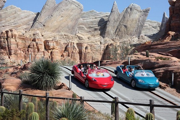 U crtanom filmu grad iz mašte Radiator Springs ima tek po koji automobil koji prolazi njegovim ulicama