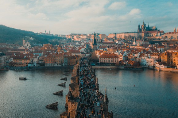 Bajkoviti češki grad gotike, srednjovekovne romanike i baroka, u koji godišnje hrle milioni turista, ima prilično slavnu i dugovečnu reputaciju u izučavanju astrologije i astronomije