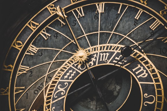 najveća atrakcija za turiste koji posećuju Prag, čuveni Astronomski sat Orloj, koji se nalazi na katedrali Lund