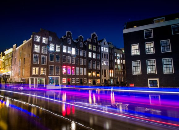 Amsterdam zabranio grupne ture po Četvrti crvenih fenjera